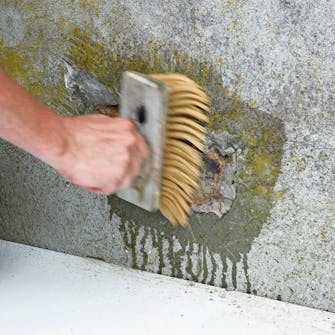 Sprekk i grunnmur: Når alt støv er børstet vekk, mettes reparasjonsområdet godt med vann Sprekk i grunnmur: Når alt støv er børstet vekk, mettes reparasjonsområdet godt med vann